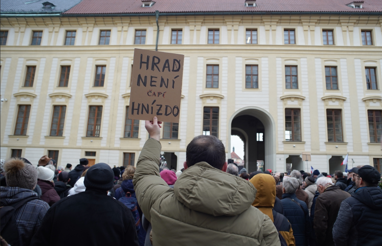 FOTOGALERIE: Na Hradě se sešly stovky lidí. Před volbami kritizovaly Zemanovo působení