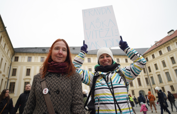 FOTOGALERIE: Na Hradě se sešly stovky lidí. Před volbami kritizovaly Zemanovo působení