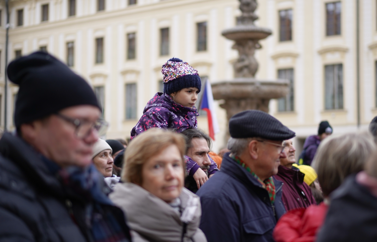 FOTOGALERIE: Na Hradě se sešly stovky lidí. Před volbami kritizovaly Zemanovo působení