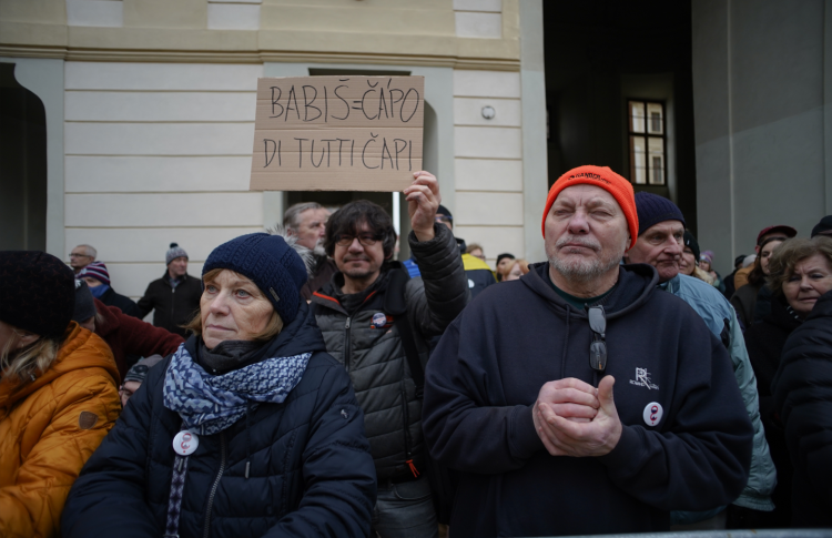 FOTOGALERIE: Na Hradě se sešly stovky lidí. Před volbami kritizovaly Zemanovo působení