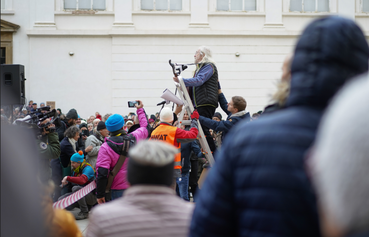 FOTOGALERIE: Na Hradě se sešly stovky lidí. Před volbami kritizovaly Zemanovo působení