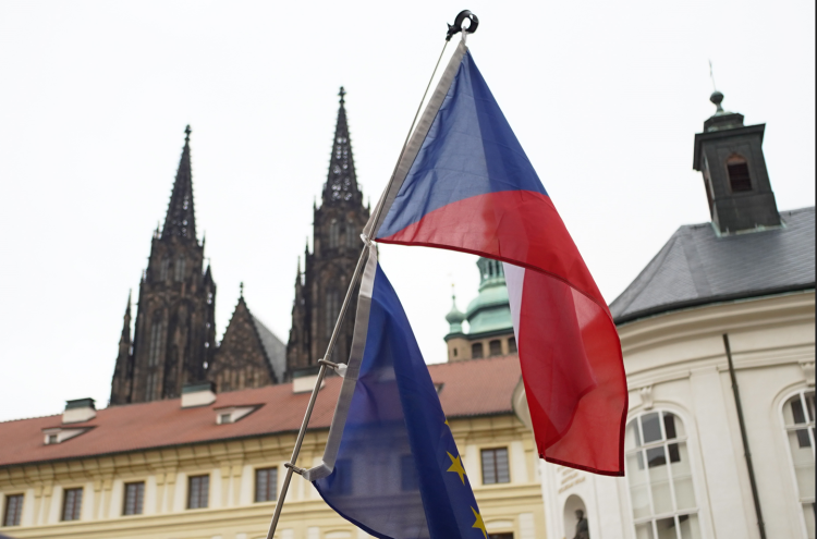 FOTOGALERIE: Na Hradě se sešly stovky lidí. Před volbami kritizovaly Zemanovo působení