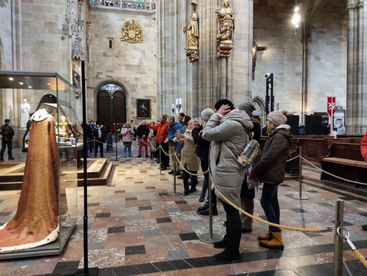 FOTOGALERIE: Rekordní den je tady. Na klenoty čeká kilometrová fronta