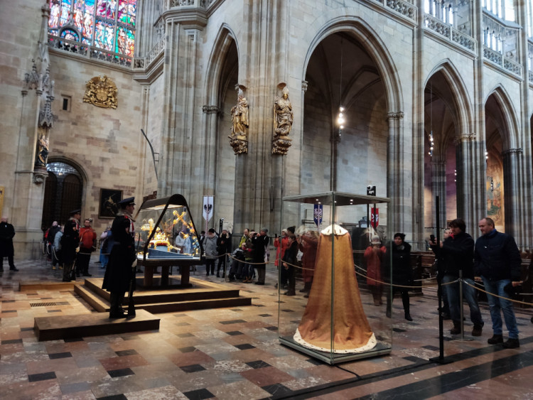 FOTOGALERIE: Rekordní den je tady. Na klenoty čeká kilometrová fronta