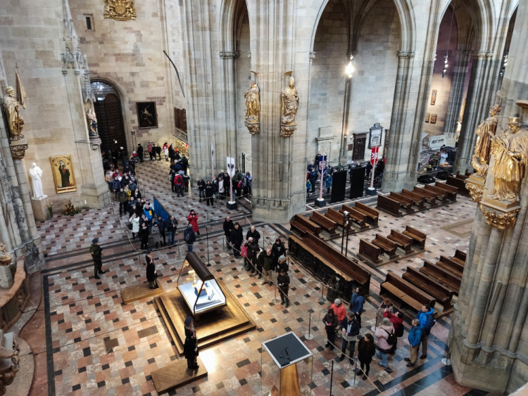 FOTOGALERIE: Rekordní den je tady. Na klenoty čeká kilometrová fronta