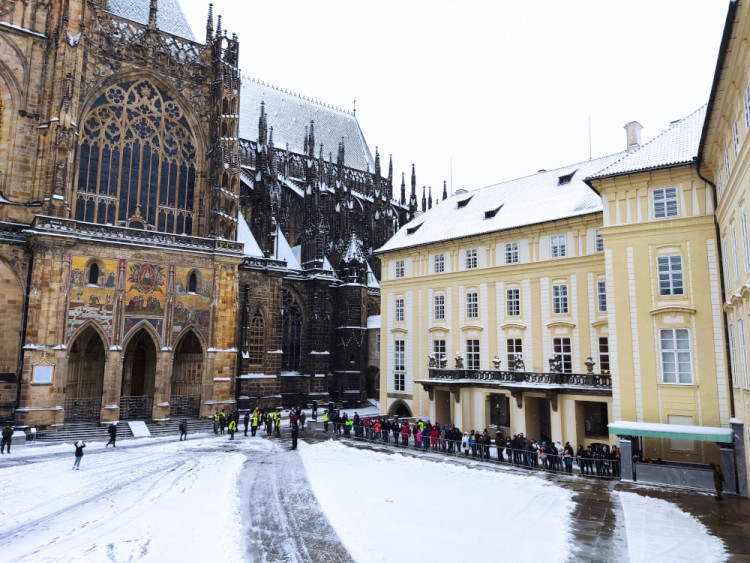FOTOGALERIE: Rekordní den je tady. Na klenoty čeká kilometrová fronta