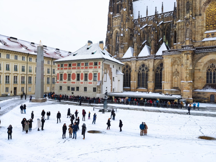 FOTOGALERIE: Rekordní den je tady. Na klenoty čeká kilometrová fronta