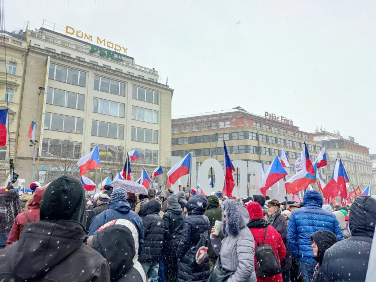 FOTOGALERIE: Demonstranti na Václavském náměstí kritizují vládu i Petra Pavla. Sešlo se několik stovek lidí