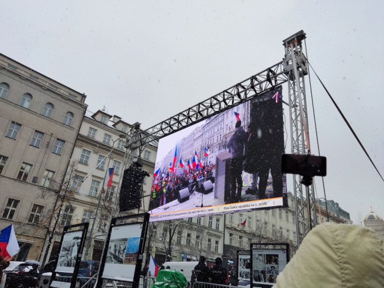 FOTOGALERIE: Demonstranti na Václavském náměstí kritizují vládu i Petra Pavla. Sešlo se několik stovek lidí
