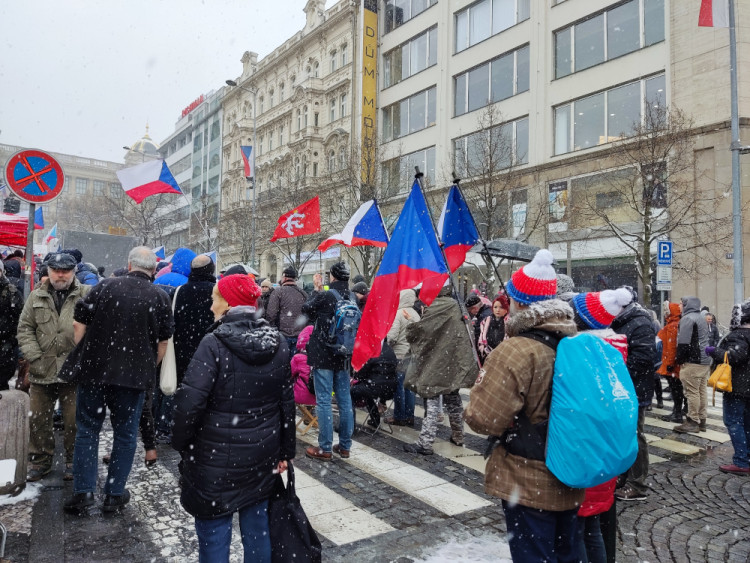 FOTOGALERIE: Demonstranti na Václavském náměstí kritizují vládu i Petra Pavla. Sešlo se několik stovek lidí