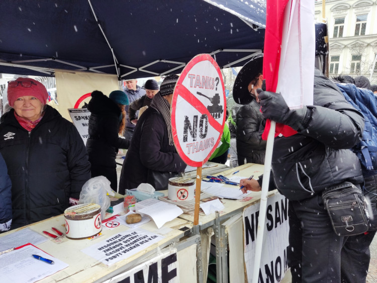 FOTOGALERIE: Demonstranti na Václavském náměstí kritizují vládu i Petra Pavla. Sešlo se několik stovek lidí