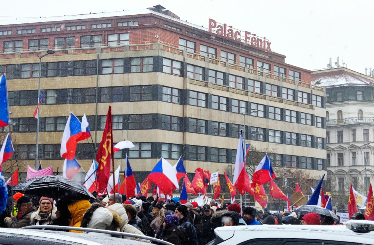 FOTOGALERIE: Demonstranti na Václavském náměstí kritizují vládu i Petra Pavla. Sešlo se několik stovek lidí