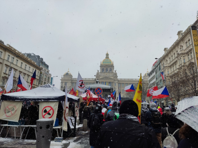 FOTOGALERIE: Demonstranti na Václavském náměstí kritizují vládu i Petra Pavla. Sešlo se několik stovek lidí
