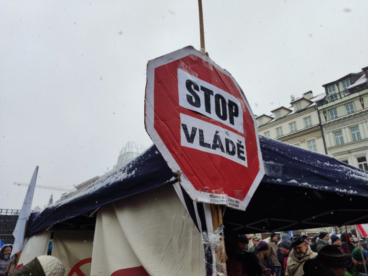 FOTOGALERIE: Demonstranti na Václavském náměstí kritizují vládu i Petra Pavla. Sešlo se několik stovek lidí