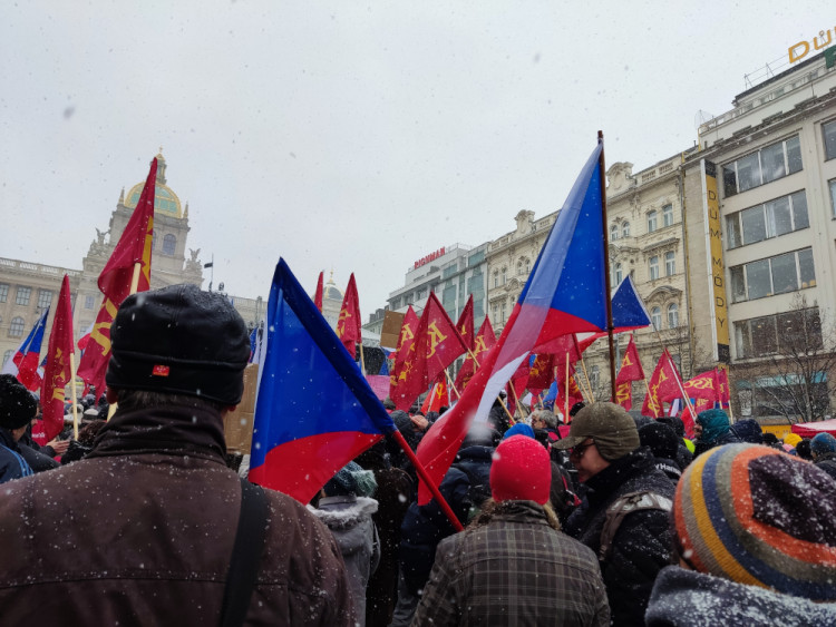 FOTOGALERIE: Demonstranti na Václavském náměstí kritizují vládu i Petra Pavla. Sešlo se několik stovek lidí