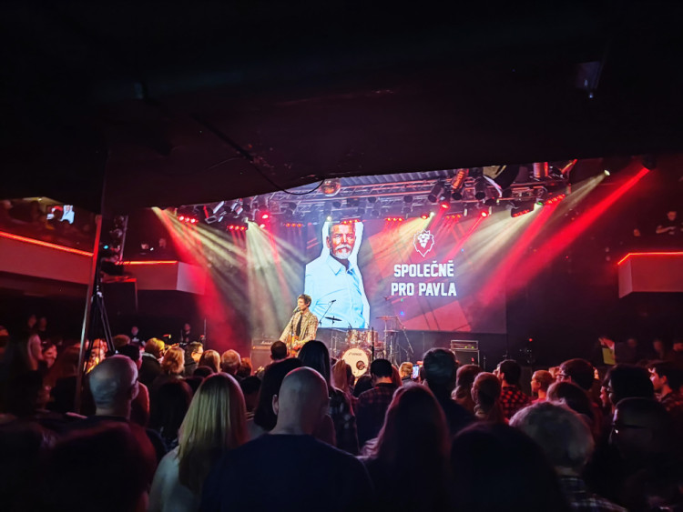 FOTOGALERIE: Známé osobnosti a fanoušci Petra Pavla zaplnili Lucernu