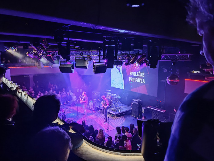 FOTOGALERIE: Známé osobnosti a fanoušci Petra Pavla zaplnili Lucernu