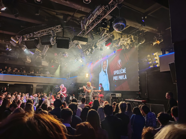 FOTOGALERIE: Známé osobnosti a fanoušci Petra Pavla zaplnili Lucernu