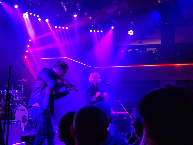 FOTOGALERIE: Známé osobnosti a fanoušci Petra Pavla zaplnili Lucernu