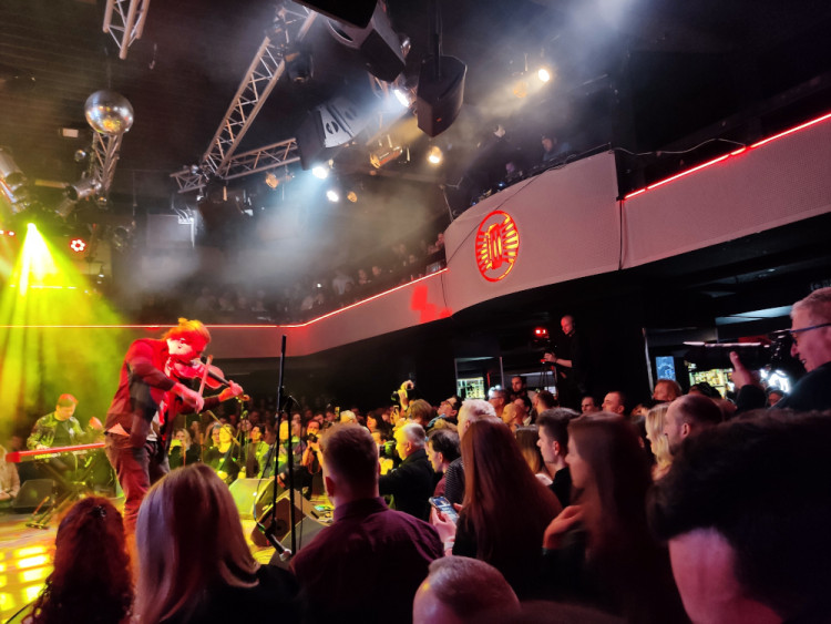 FOTOGALERIE: Známé osobnosti a fanoušci Petra Pavla zaplnili Lucernu