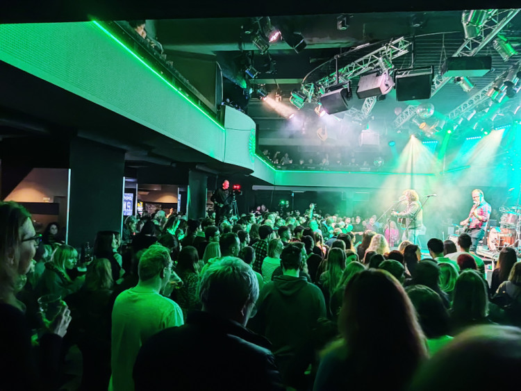 FOTOGALERIE: Známé osobnosti a fanoušci Petra Pavla zaplnili Lucernu