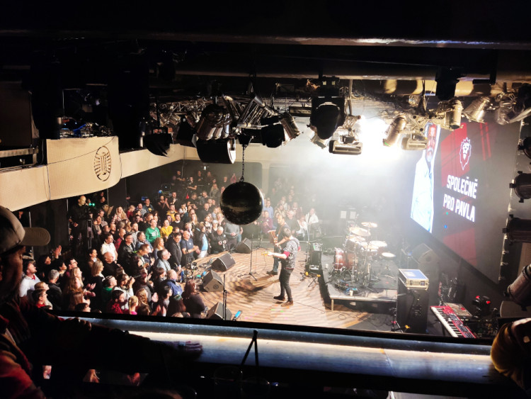 FOTOGALERIE: Známé osobnosti a fanoušci Petra Pavla zaplnili Lucernu