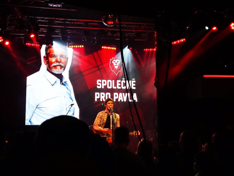 FOTOGALERIE: Známé osobnosti a fanoušci Petra Pavla zaplnili Lucernu