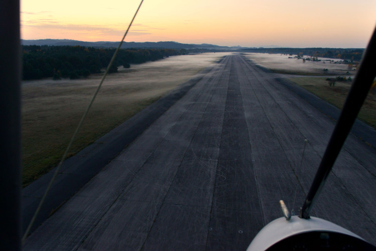 Podvečerní přistání na letišti Hradčany (autor Štěpán Krejčík)