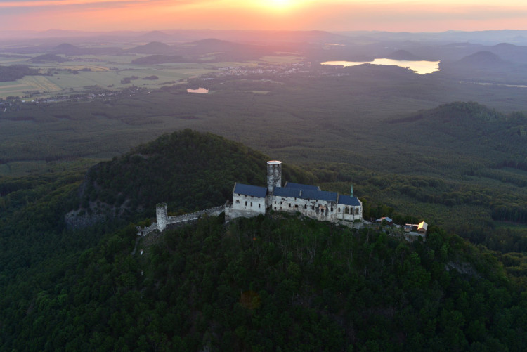 Bezděz s Máchovým jezerem (autor Štěpán Krejčík)