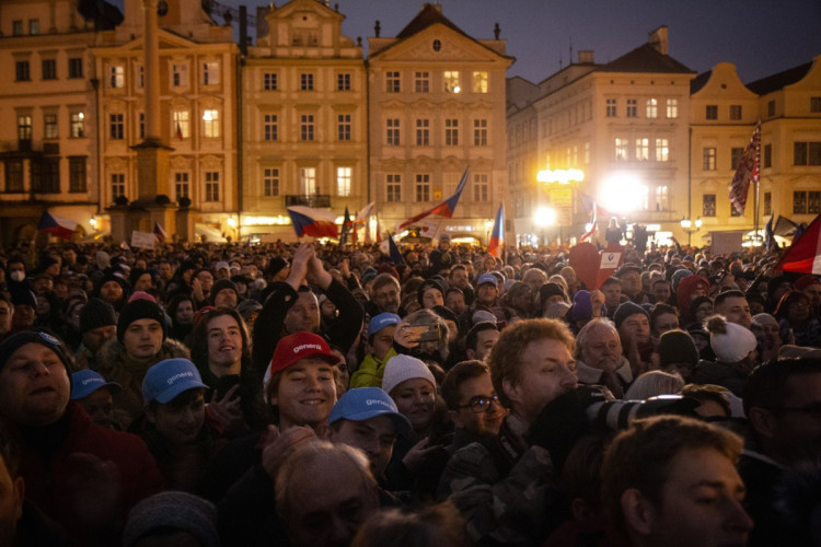 FOTOGALERIE: Staromák zaplnily tisíce lidí. Přišly podpořit Pavla