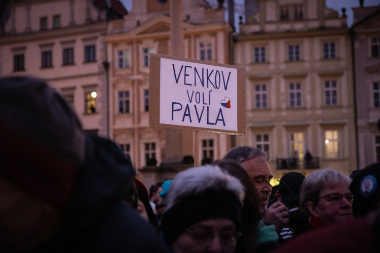 FOTOGALERIE: Staromák zaplnily tisíce lidí. Přišly podpořit Pavla