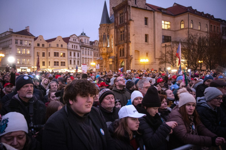 FOTOGALERIE: Staromák zaplnily tisíce lidí. Přišly podpořit Pavla