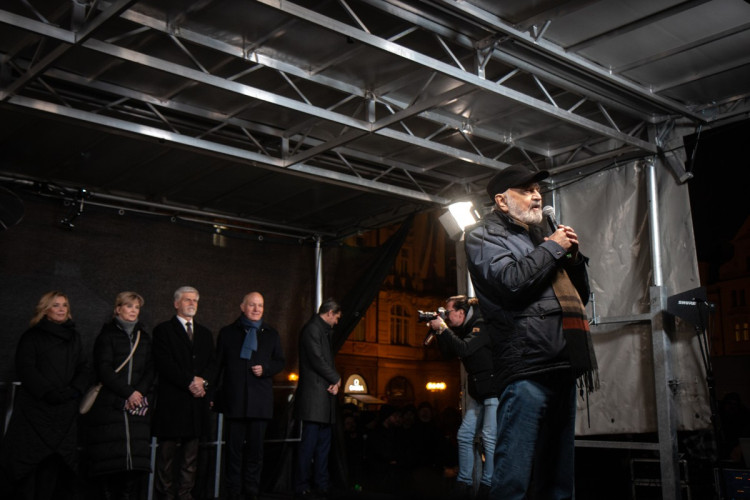 FOTOGALERIE: Staromák zaplnily tisíce lidí. Přišly podpořit Pavla