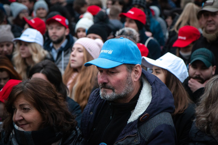 FOTOGALERIE: Staromák zaplnily tisíce lidí. Přišly podpořit Pavla