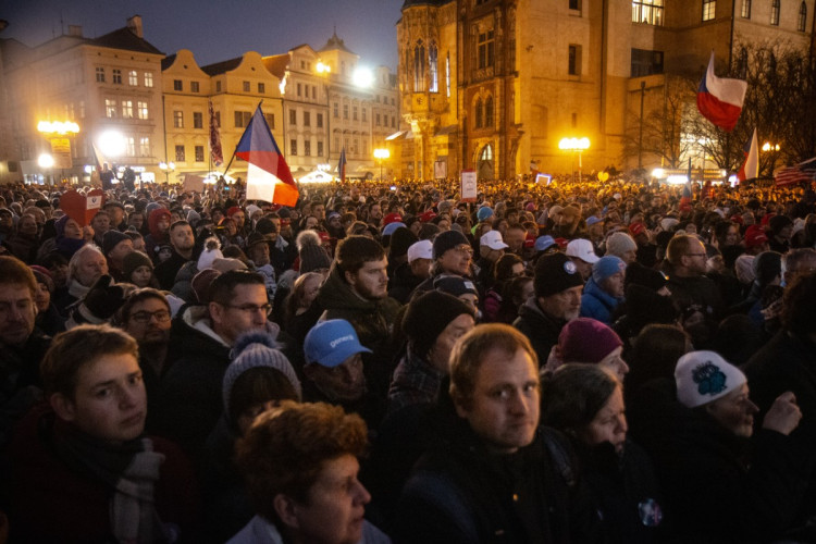 FOTOGALERIE: Staromák zaplnily tisíce lidí. Přišly podpořit Pavla