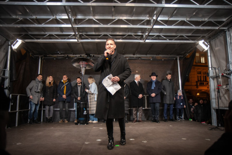 FOTOGALERIE: Staromák zaplnily tisíce lidí. Přišly podpořit Pavla