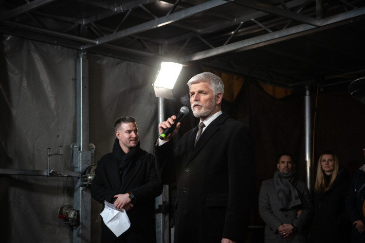 FOTOGALERIE: Staromák zaplnily tisíce lidí. Přišly podpořit Pavla