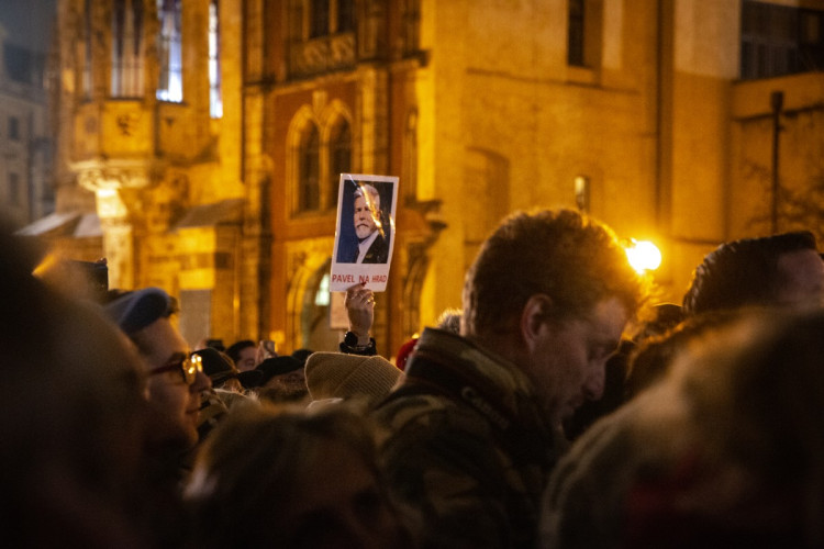 FOTOGALERIE: Staromák zaplnily tisíce lidí. Přišly podpořit Pavla