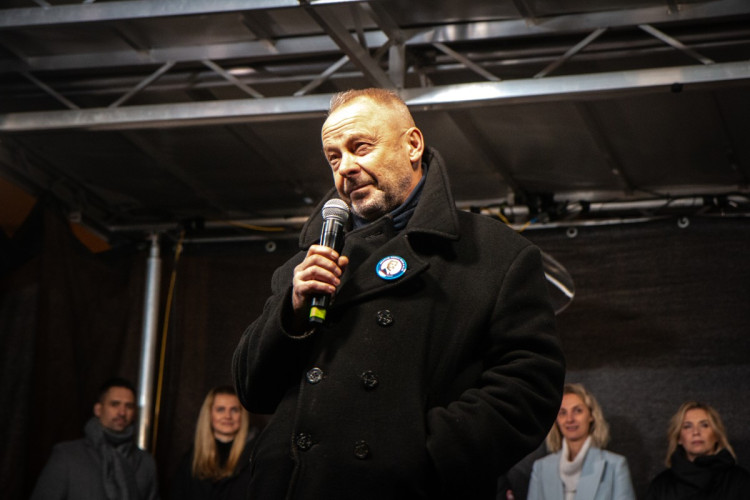 FOTOGALERIE: Staromák zaplnily tisíce lidí. Přišly podpořit Pavla