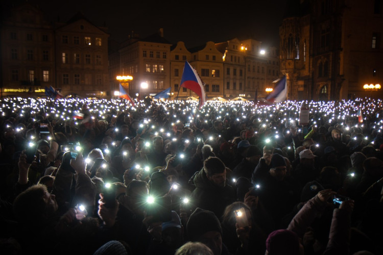 FOTOGALERIE: Staromák zaplnily tisíce lidí. Přišly podpořit Pavla