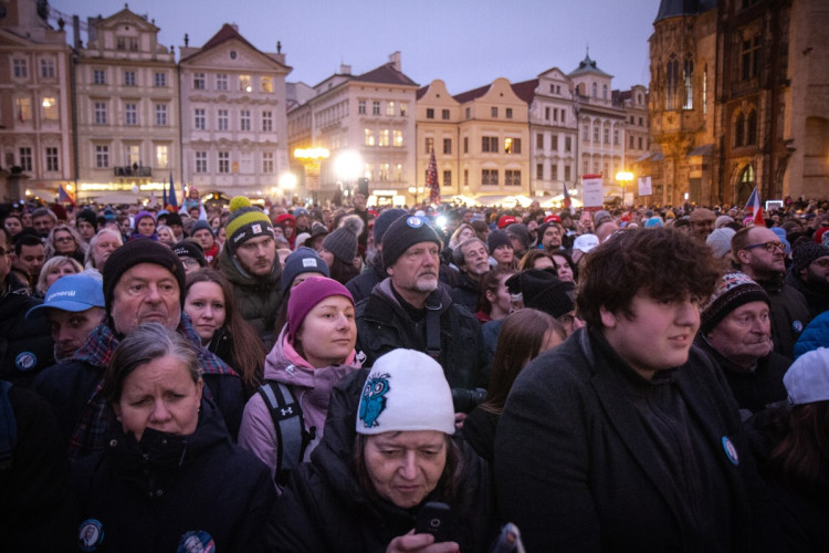 FOTOGALERIE: Staromák zaplnily tisíce lidí. Přišly podpořit Pavla