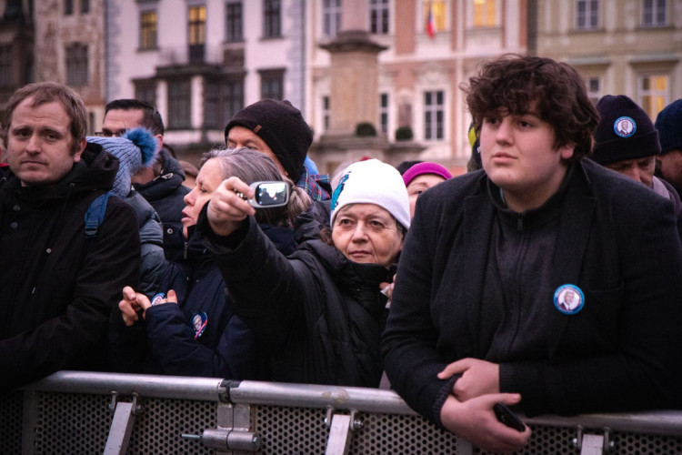 FOTOGALERIE: Staromák zaplnily tisíce lidí. Přišly podpořit Pavla