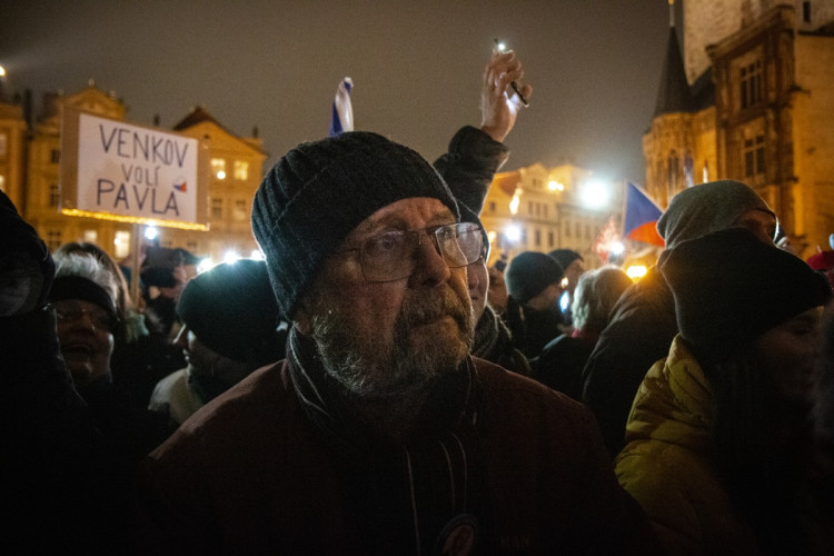 FOTOGALERIE: Staromák zaplnily tisíce lidí. Přišly podpořit Pavla