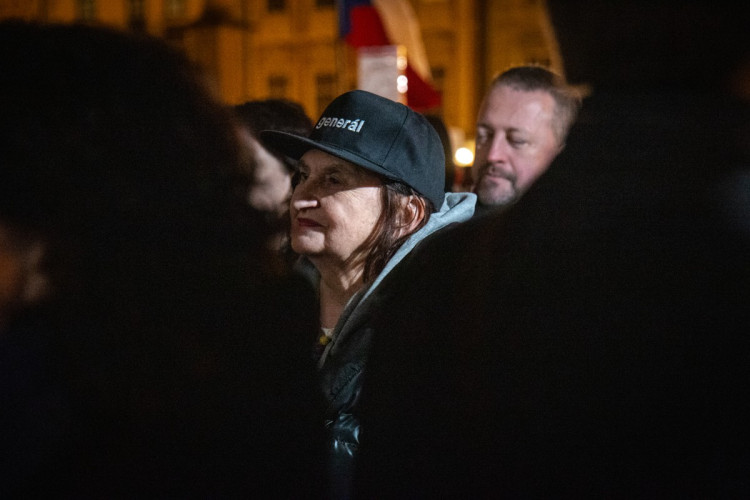 FOTOGALERIE: Staromák zaplnily tisíce lidí. Přišly podpořit Pavla