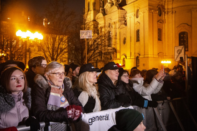 FOTOGALERIE: Staromák zaplnily tisíce lidí. Přišly podpořit Pavla