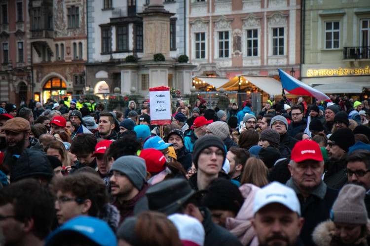 FOTOGALERIE: Staromák zaplnily tisíce lidí. Přišly podpořit Pavla