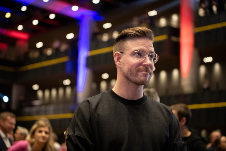 FOTOGALERIE: Podívejte se do zákulisí Pavlova štábu. Přišli umělci i politici