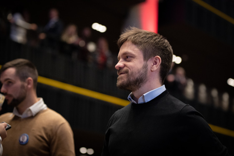 FOTOGALERIE: Podívejte se do zákulisí Pavlova štábu. Přišli umělci i politici