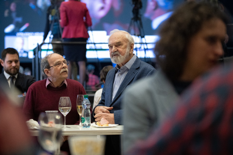 FOTOGALERIE: Podívejte se do zákulisí Pavlova štábu. Přišli umělci i politici