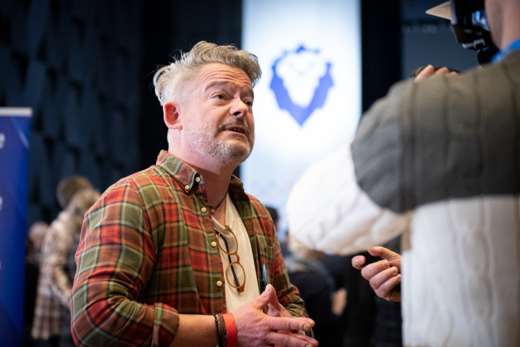 FOTOGALERIE: Podívejte se do zákulisí Pavlova štábu. Přišli umělci i politici